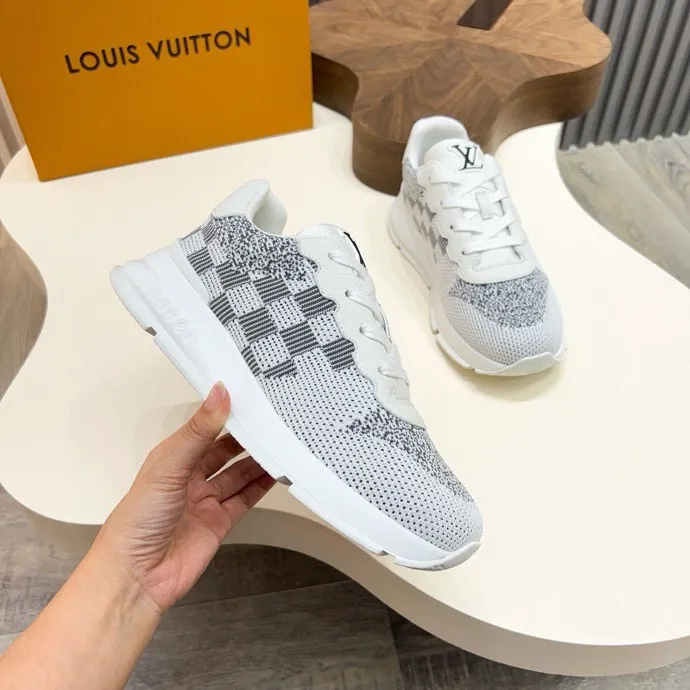 💰 640LV latest sports shoes! Select high-quality Monogram fly-knit fabric and have a square logo on the upper, highlighting the fashion of the 2025 men's series. The high-end and elegant upper made of absorbent film material collides with the dynamic ultra-light sole for texture, and the Louis Vuitton logo embellishes the back and outsole of the shoe.    SIZE 39-44 (38, 45 customized)